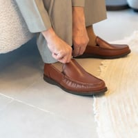 حذاء (DAILY) SLIP-ON فلات جلد بقر طبيعي باللون الج...