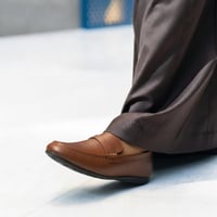 حذاء (DAILY) عملي بجلد فاخر باللون الجملي