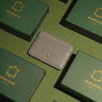 محفظة كروت كلاسيكية باللون البيج