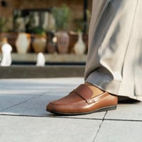 حذاء (DAILY) عملي بجلد فاخر باللون الجملي