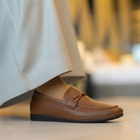 حذاء (DAILY) عملي بجلد فاخر باللون الجملي