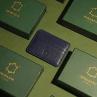 محفظة كروت كلاسيكية باللون الكحلي