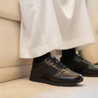 حذاء (DAILY) مودرن بتصميم فاخر باللون الأسود