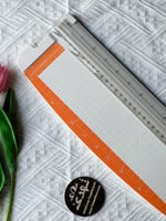 لوح قص مسطرة