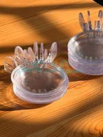 صحون بلاستيك بمسكه