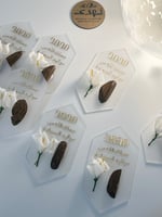 توزيعات كسرة عود و ورد صناعي أنيق