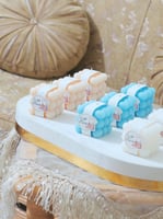 قاعدة تنسيق خشب مغلف مخمل سكري