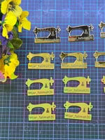 حفر اسم لوقو ماكينة خياطة اكريلك