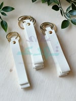 درزن ميدالية جلد أبيض