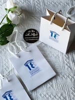 درزن اكياس بشعار يوم اللغة العالمي