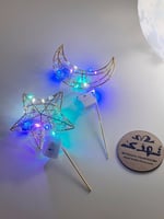 اعواد الهلال والنجم المضيئة