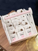 توزيعات مواليد جلد مع بروش وكسرة عود (وردي)