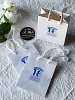 درزن اكياس بشعار يوم اللغة العالمي