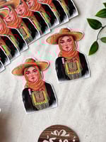 درزن كرت فتاة بقبعة