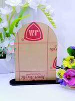 لوح اكريلك A5 شفاف مقوس مع قاعدة