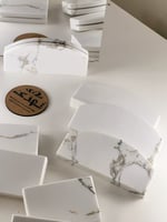 قاعدة رخام مقوس