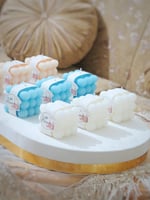 قاعدة تنسيق خشب مغلف مخمل سكري