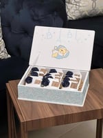 توزيعات مواليد جلد مع بروش وكسرة عود (سماوي)