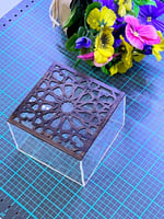 بوكس شفاف بغطاء خشبي ( 10*10 * 7 ) سم