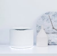 نافورة مع إضاءة ليلية