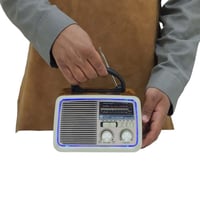 راديو تصميم قديم يشغل محطات الإذاعة.