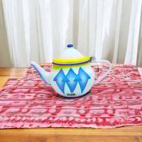 ابريق غضار يد جنب ازرق