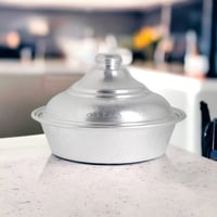 حلة معدن بغطاء منقوش