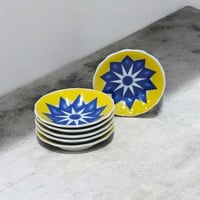 صحن بيالات غضار ازرق