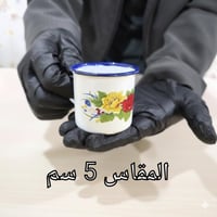 كوب غضار وردة بيد
