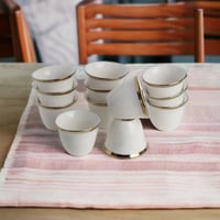 فنجان أبيض بخط مذهب