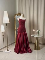 6326 - فستان سهره خمري بتصميم فخم ولمسة ملكية!