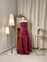 6418- فستان برغندي سترابلس بتفاصيل كسرات فاخرة