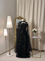 6400- فستان أسود فخم بتفاصيل فريدة وسحر آسر