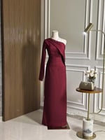 6781 - فستان سهرة أنيق بلون عودي فاخر، بتصميم كتّف...