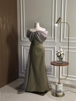 6751- فستان سهرة راقٍ بلون زيتي مع شيفون رمادي ناع...