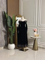 6843-فستان ميدي أسود بقصة أوف شولدر وتطريز فاخر