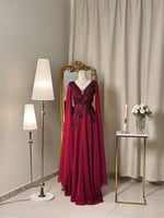 6432- فستان سهرة بلونين – برغندي وموفي – بتفاصيل ر...