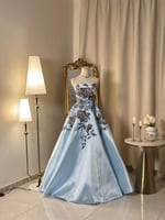 6161- فستان سماوي فاخر بنقوش زهرية لامعة وتصميم نا...