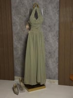 6764 - فستان سهرة راقٍ بلون زيتي هادئ
