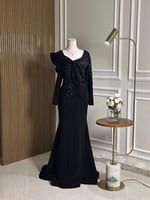 6730- فستان أسود ملكي بتطريز فخم وربطة جانبية راقي...