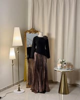 5595 -فستان أسود بتصميم راقٍ ومزيج معدني