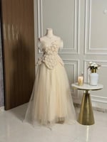 6748- فستان تول أوف وايت ملكي وناعم