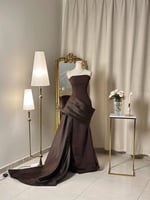 6405- فستان بني ملكي بقصة سترابلس وتفاصيل فاخرة