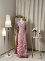 6415- فستان وردي فخم بتطريز فاخر وتفاصيل وردية