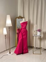 6269- فستان فوشي أنيق بتفصيلة جذّابة