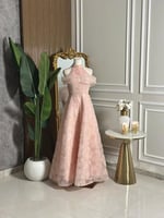 6854- فستان وردي أنيق بتفاصيل ناعمة ولمسة فاخرة