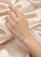 سوارة بتصميم عصري وجذاب مستوحاه من ماركة عالمية