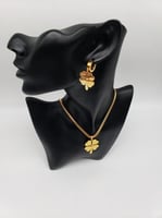 سلسال وحلق تصميم عصري - مستوحى