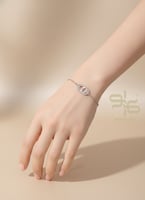 سوارة بتصميم عصري وجذاب فضي