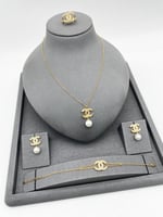 طقم شانيل 4 قطع - ذهبي وفضي - مستوحى